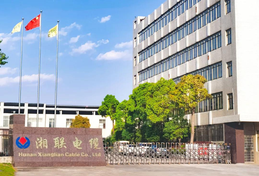 今日小雪，用一組湘聯(lián)小伙伴拍攝的美照來迎接廠區(qū)的冬天！